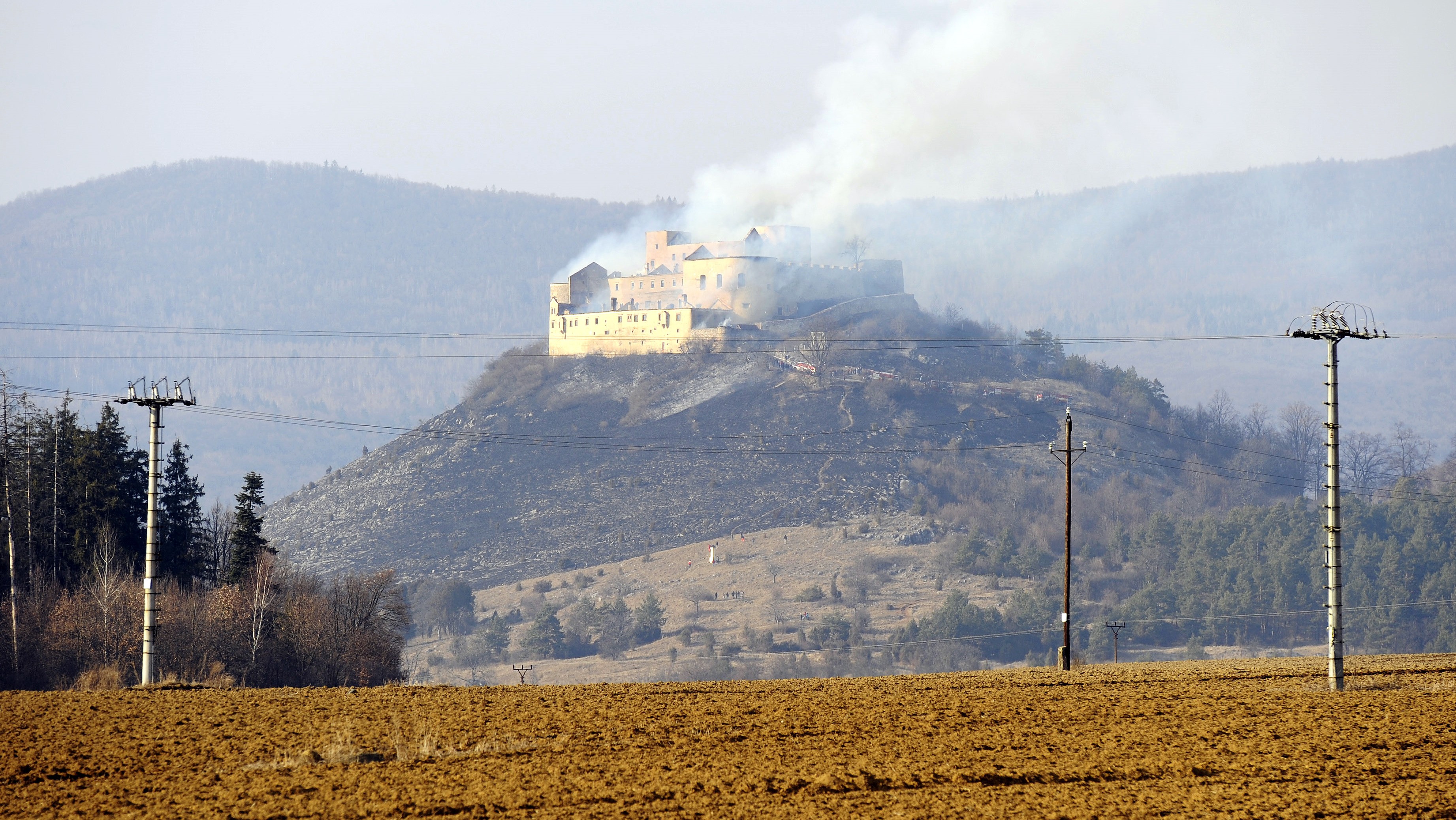 Krásna_Hôrka_hrad_požiar_z diaľky_hasiči